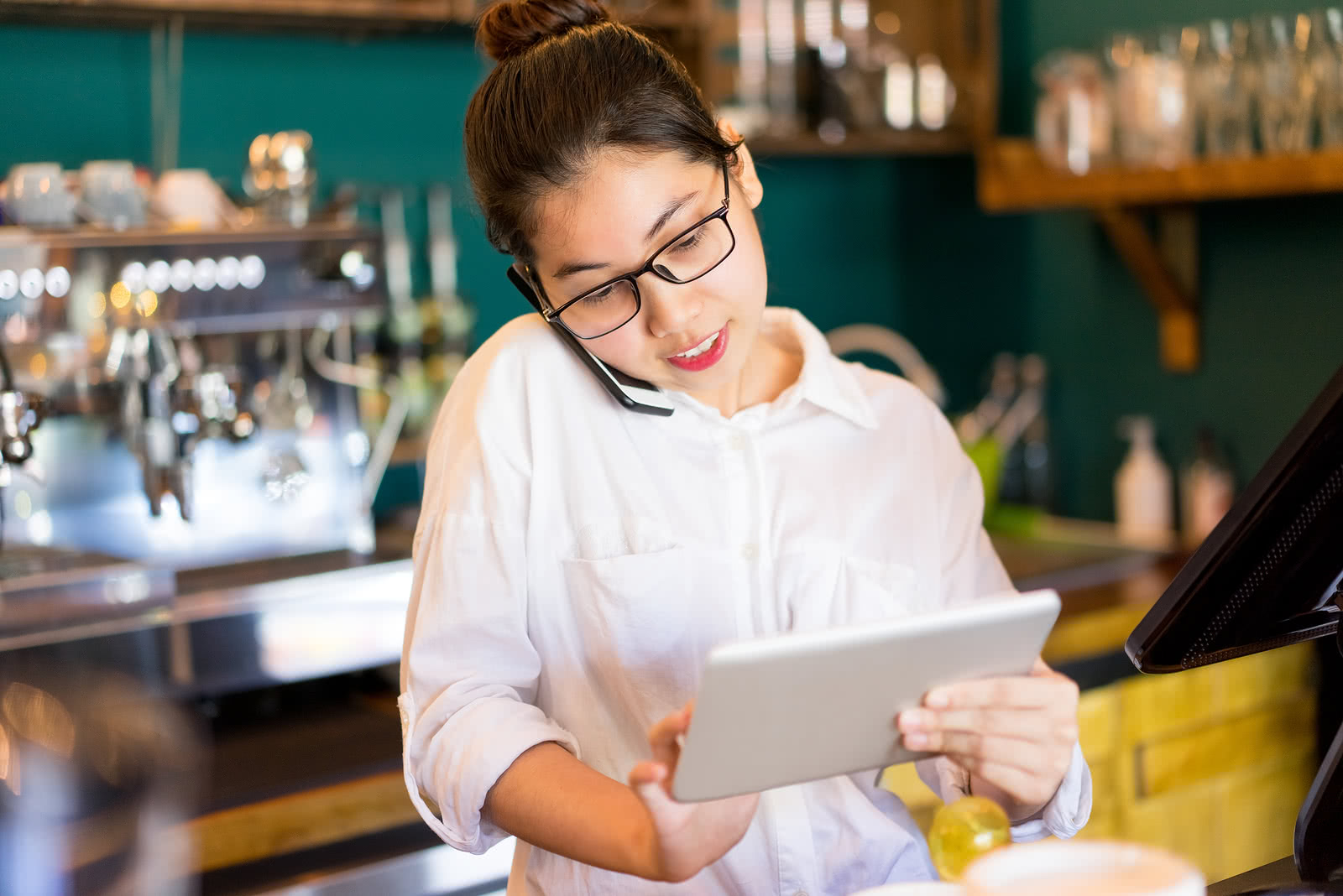  A restaurant owner connects with a customer over the phone, experiencing the benefits of a CRM system