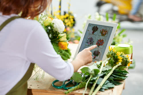 A flower shop owner learns how to grow a business online